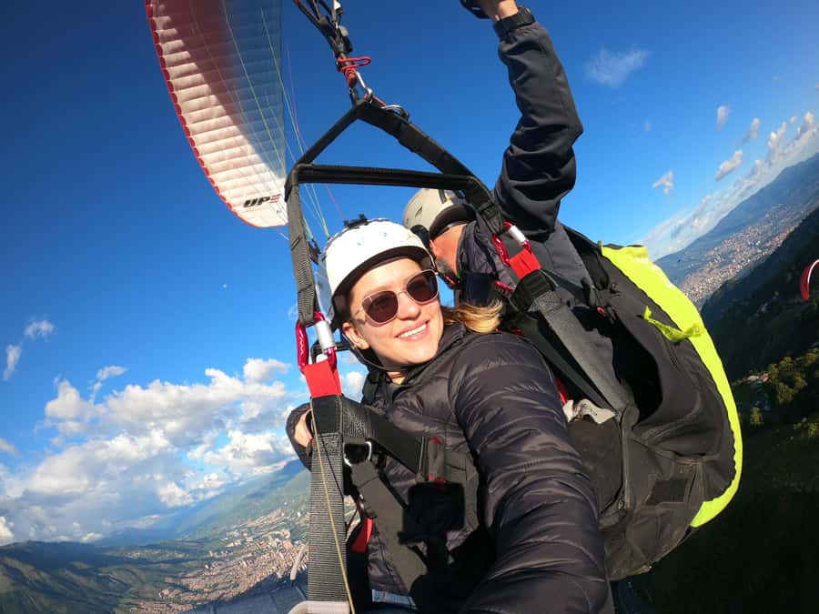 Bello: Paragliding in Medellín - Basic Maneuvers You’ll Feel: Pendulum 45° and Spiral +3g