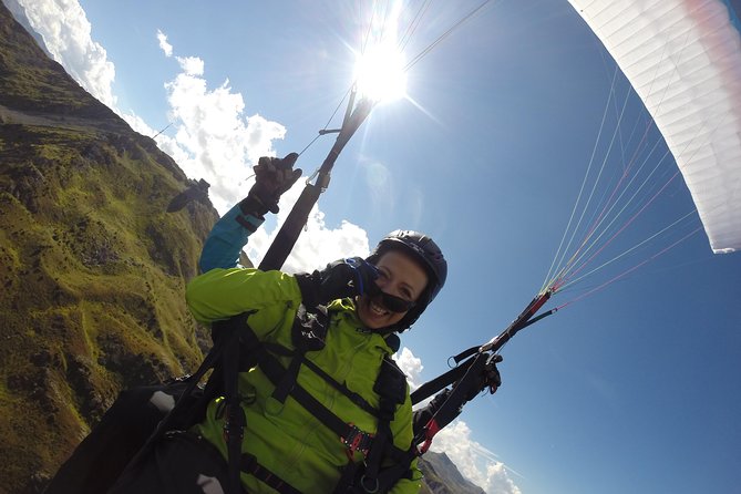 Davos Absolutely Free Flying Paragliding Tandem Flight 1'000 Meters High - Jakobshorn to Davos: the 1,000-meter thrill without the pilot headaches