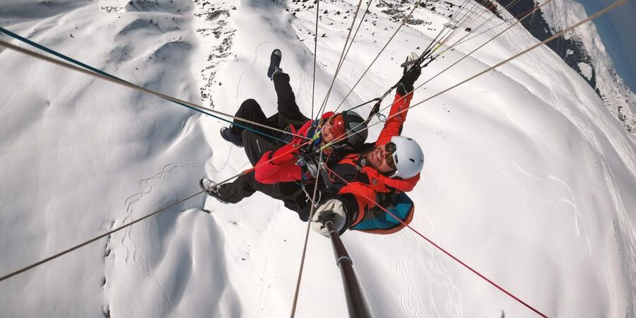 Davos: Tandem Paragliding Flight - Meeting Your Pilot at Jakobshornbahn in Davos Platz