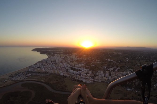 Flight experience over the beach in paragliding/paratrike in the Algarve with video. - Timing that matches sunrise or sunset flights