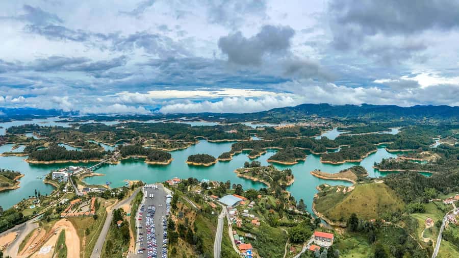 From Medellín: Paragliding Flight and Guatape Tour - Guides, bilingual support, and the photo factor