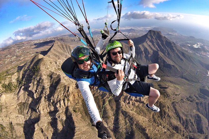 GOLD paragliding flight including videos/photos, t-shirt and a bottle of Cava - From pickup to takeoff: how the day starts in Costa Adeje