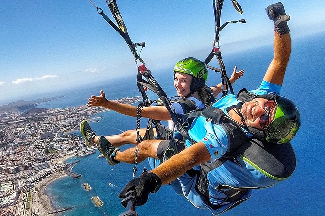 GOLD paragliding flight including videos/photos, t-shirt and a bottle of Cava - Gear-up moment: harness, helmet, and the GoPro setup
