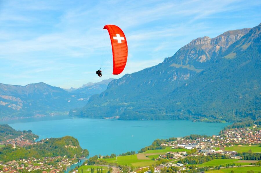 Interlaken: Paragliding Tandem High Flight - Meeting at the Hotel Jungfrau Victoria and Finding the Van