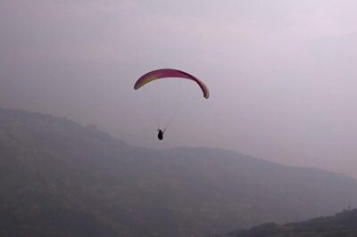Kathmandu Paragliding - The 3-hour flow from Thamel to takeoff and back