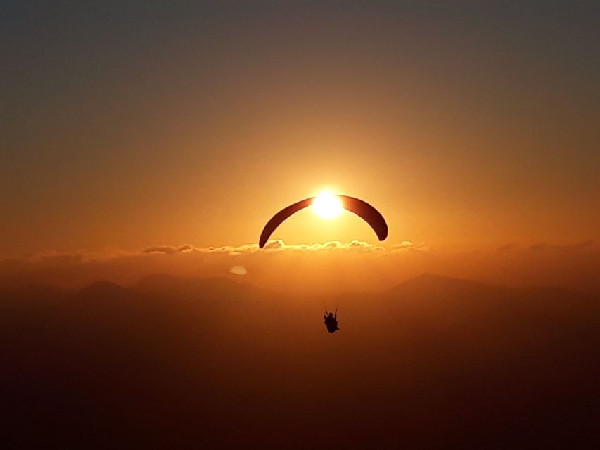 Lanzarote: Tandem Paragliding - The soundless tandem flight: how it feels over volcanic rock and Atlantic air