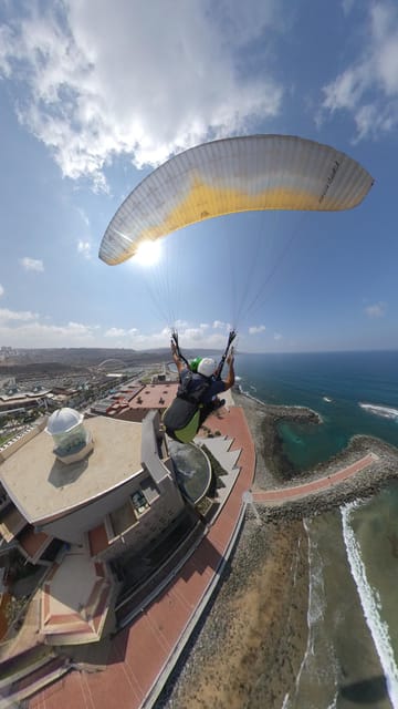 Las Palmas: tandem paragliding flights for everyone - Route and timing: from van rides to a gentle landing by the auditorium