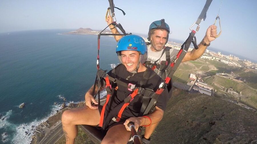 Las Palmas: tandem paragliding flights for everyone - Photos and video: the souvenir you don’t have to hold your phone for