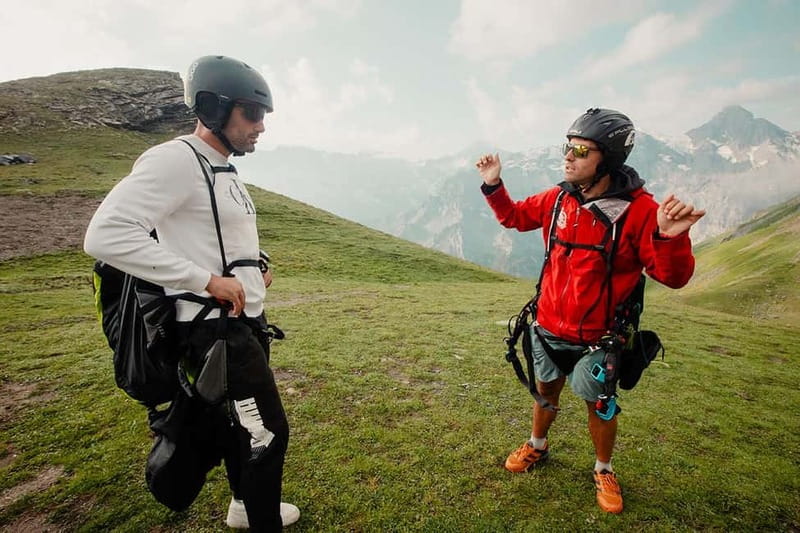 Lucerne: Paragliding Tandem Flights - Landing and the walk back: keep it simple, keep your feet ready