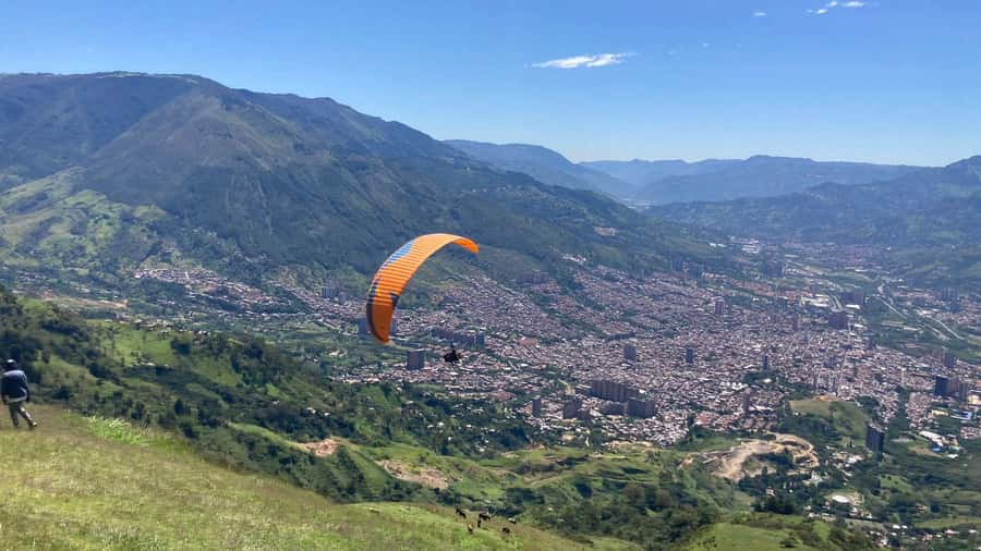 Medellín Paragliding - Go Pro Included - Medellín Paragliding Over San Félix: The Big Idea