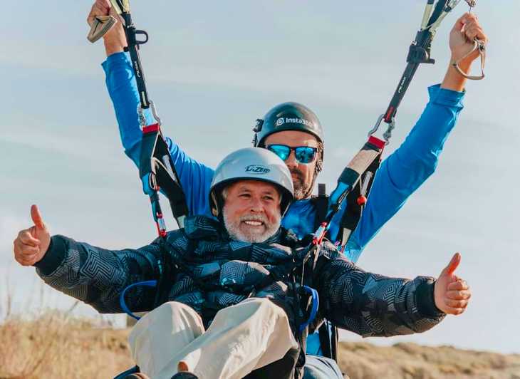 Nazare: Paragliding tandem flight - From sand to sky: the briefing and takeoff in Nazaré