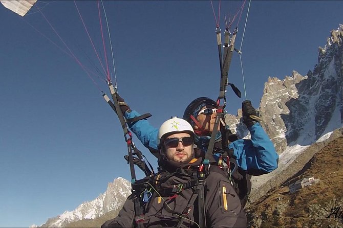 paragliding discovery flight - Landing back in the valley: the payoff and the photos