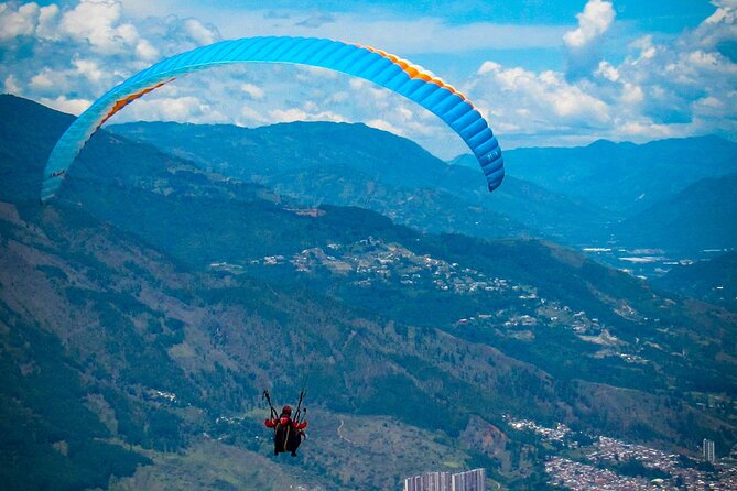 Paragliding flight in Medellin with expert pilots - Landing and Getting Back: The Logistics That Actually Matter