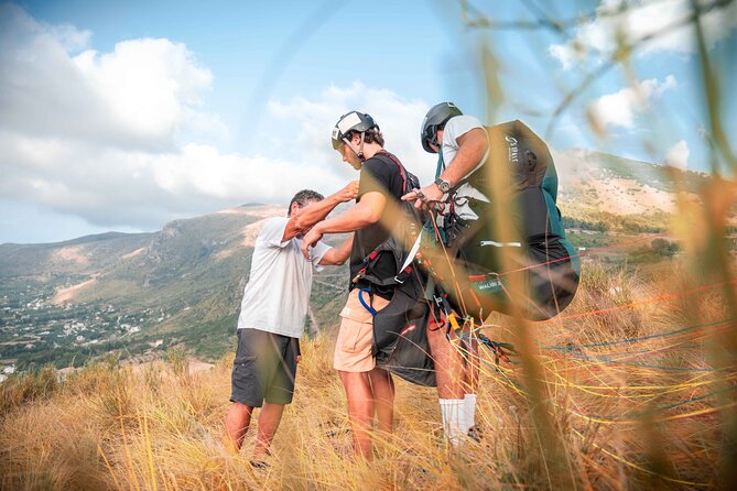 Paragliding flight in Palermo - Getting Back Whole: How the Flow Ends at the Same Place