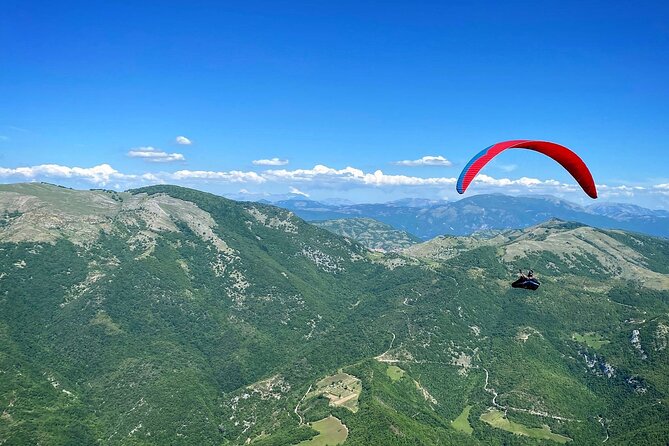 Paragliding flight over the Gardens of Ninfa - Landing and debrief: your video on your phone (or soon after)