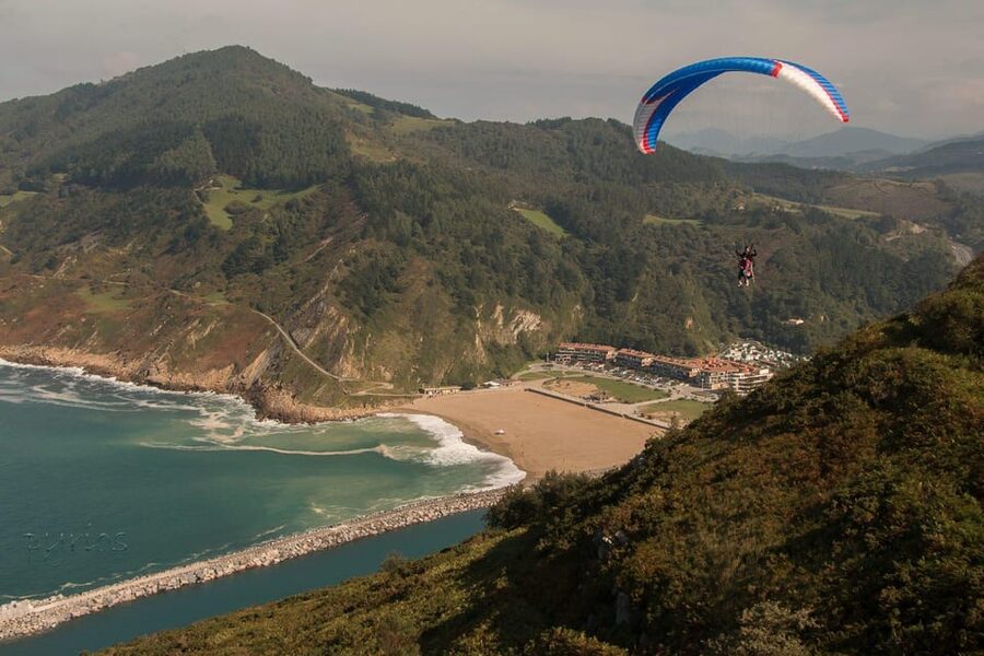 Paragliding in San Sebastian - Paragliding San Sebastian’s Big Advantage: You Fly, But the Expert Drives