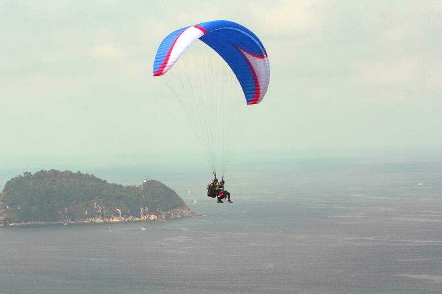 Paragliding in San Sebastian - Meeting in Orio: The Chessboard Square and Getting There