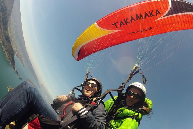 Paragliding Performance flight over the magnificent Lake Annecy - Lake Annecy from above: why tandem paragliding here feels special