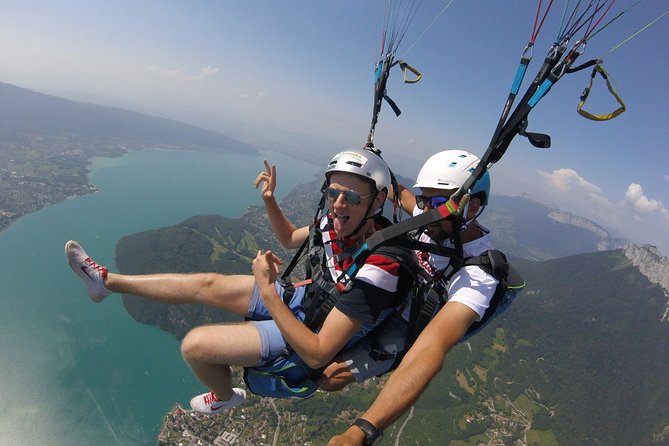 Paragliding Performance flight over the magnificent Lake Annecy - What to bring for a comfy paragliding flight