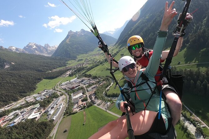 Paragliding & Tandemflüge with World Champion & Team, Stubaital - The briefing, harness, and helmet: what happens before you run