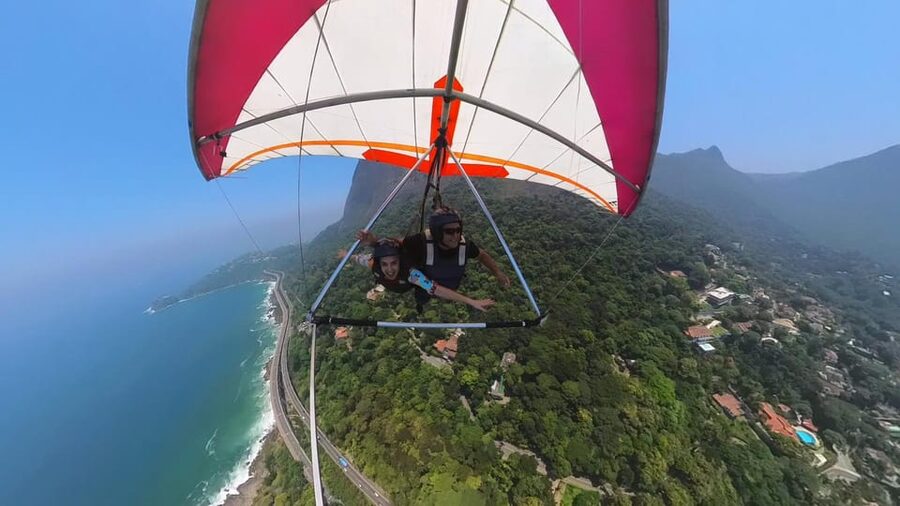 Rio de Janeiro: Hang Gliding or Paragliding Experience - Landing on São Conrado sand and wrapping up with media