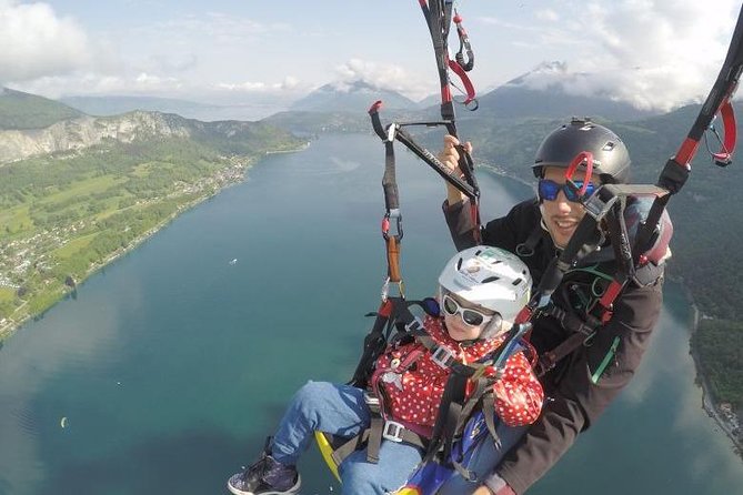Sensation paragliding flight over the magnificent Lake Annecy - Shuttle, helmet, and the warm-up that sets your expectations