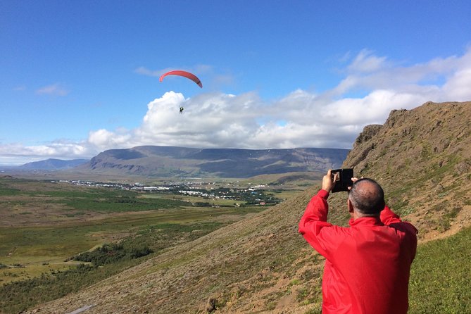 Tandem Paragliding over the Rugged Lava Fields at Blue Mountains - Timing and the Flow of the Experience